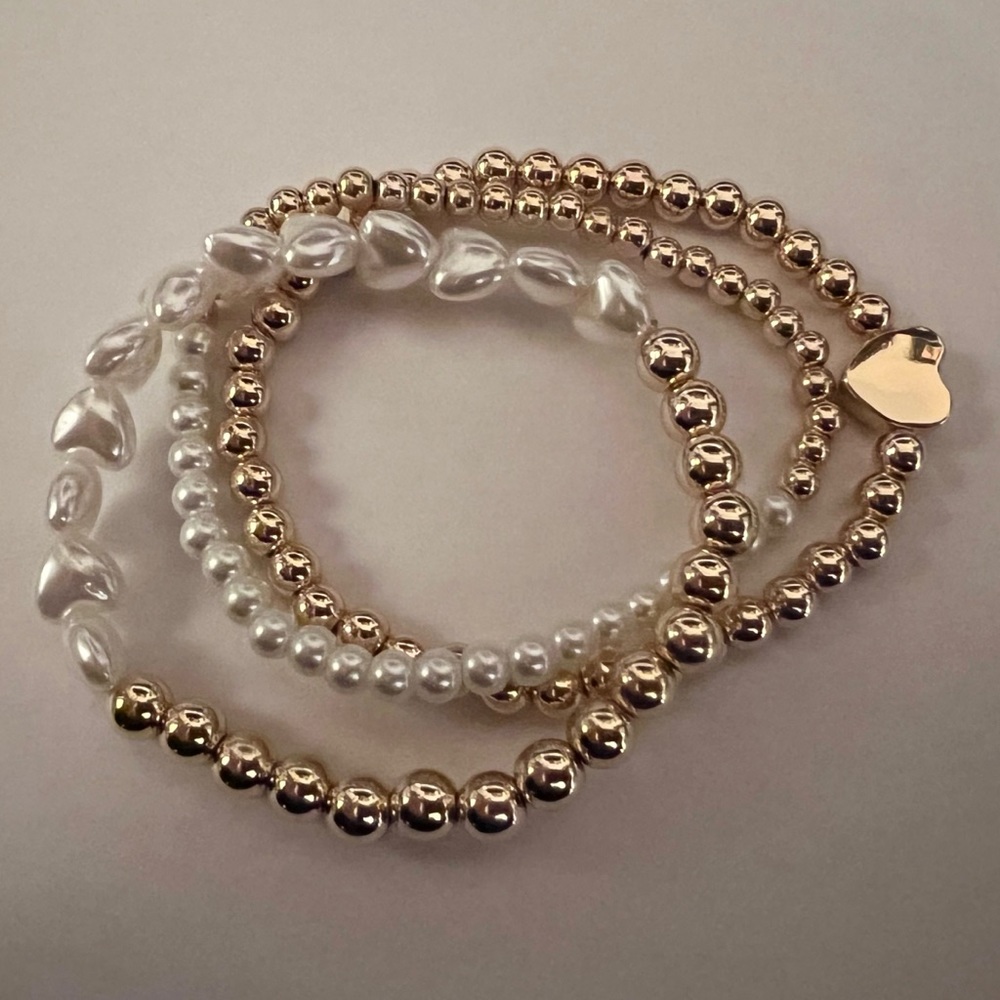 So cute 💕3 beaded heart  pearl and gold beaded bracelet set